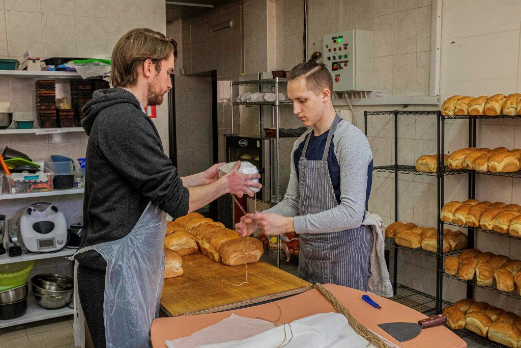 В Киеве пекарня Good Bread from Good People каждый день готовит полтысячи буханок хлеба для ВСУ, ТРО и нуждающихся: им нужна помощь 7
