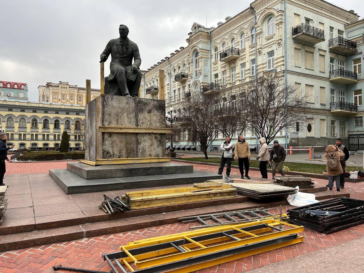 В Киеве укрепили памятники Богдану Хмельницкому, Княгини Ольге и Николаю Лысенко: как помочь спасти культурное наследие 2