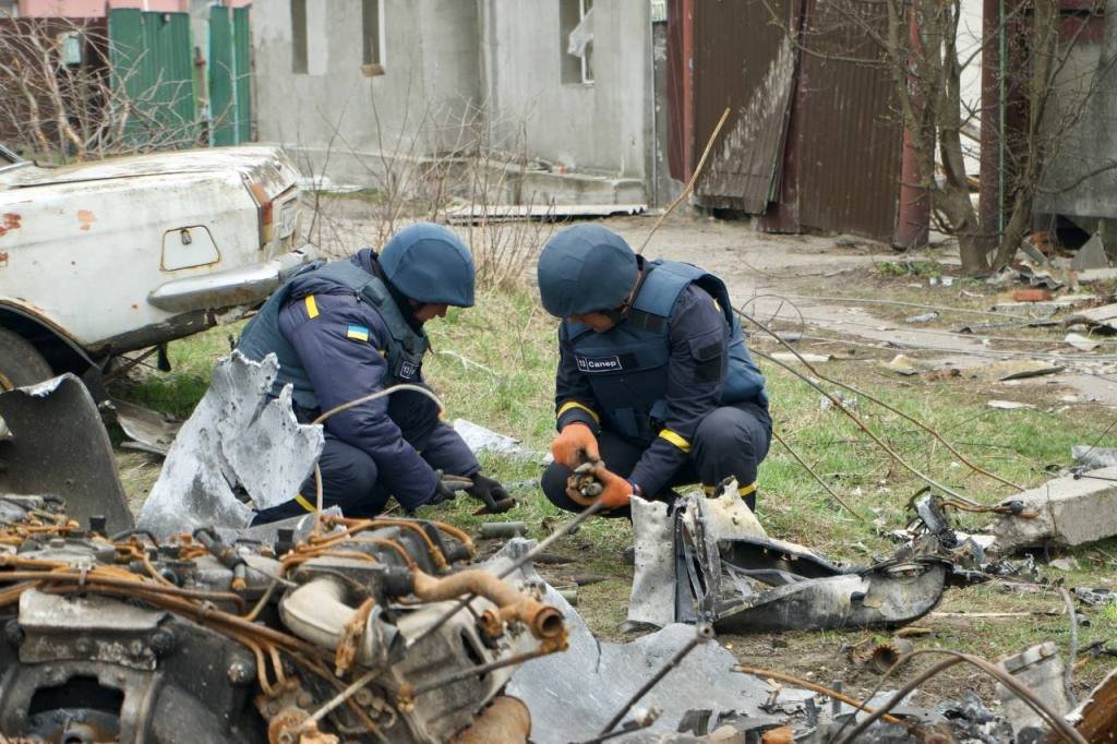 Бородянку под Киевом стерли с лица земли: разбирать завалы едут спасатели со всей Украины 3