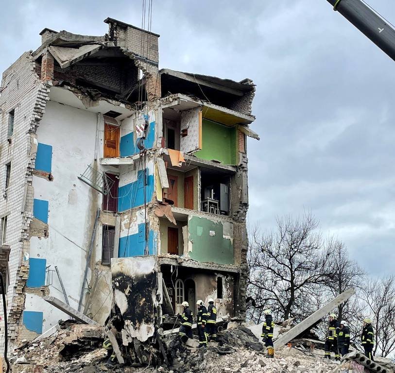 Бородянку под Киевом стерли с лица земли: разбирать завалы едут спасатели со всей Украины 7