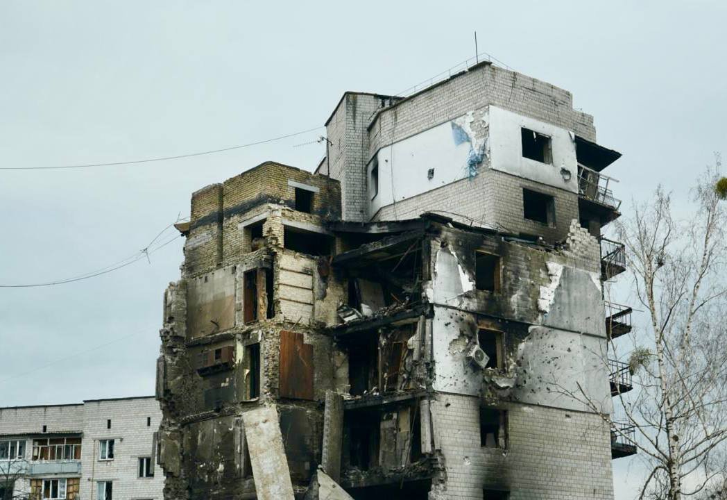 Бородянку под Киевом стерли с лица земли: разбирать завалы едут спасатели со всей Украины 9