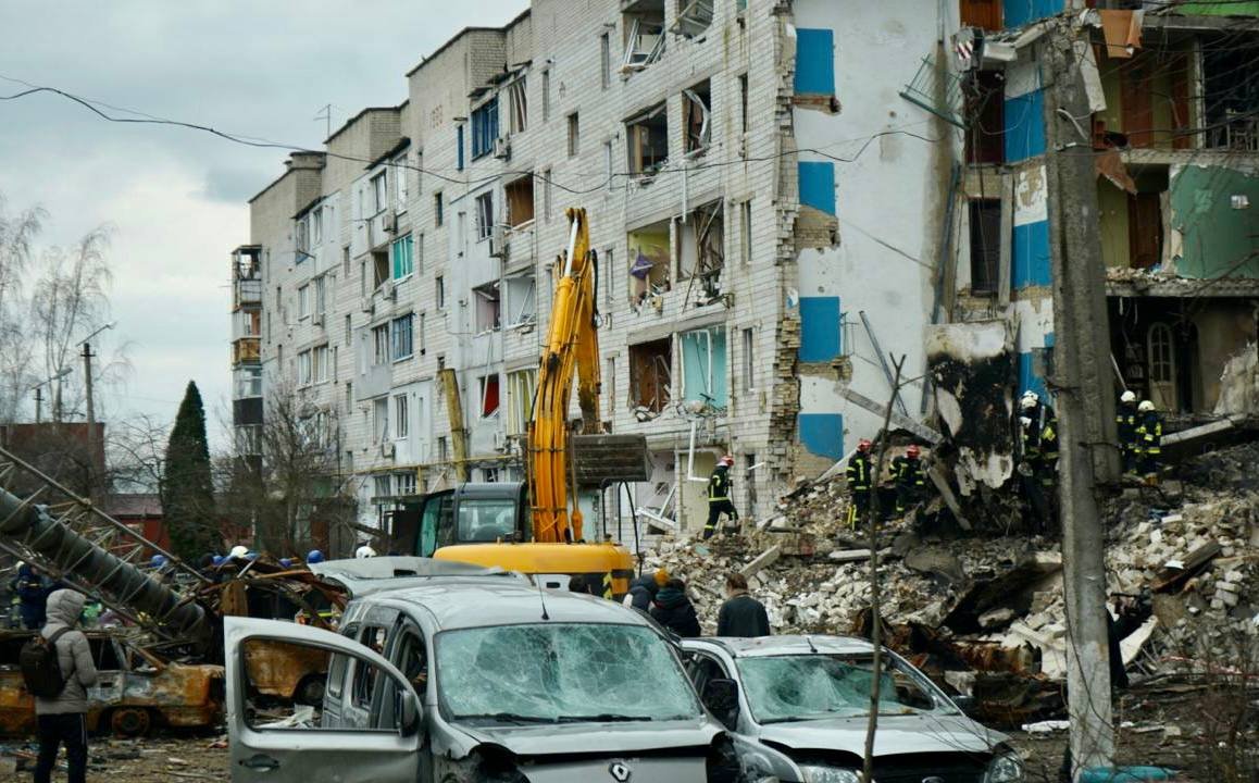 Бородянку под Киевом стерли с лица земли: разбирать завалы едут спасатели со всей Украины 10