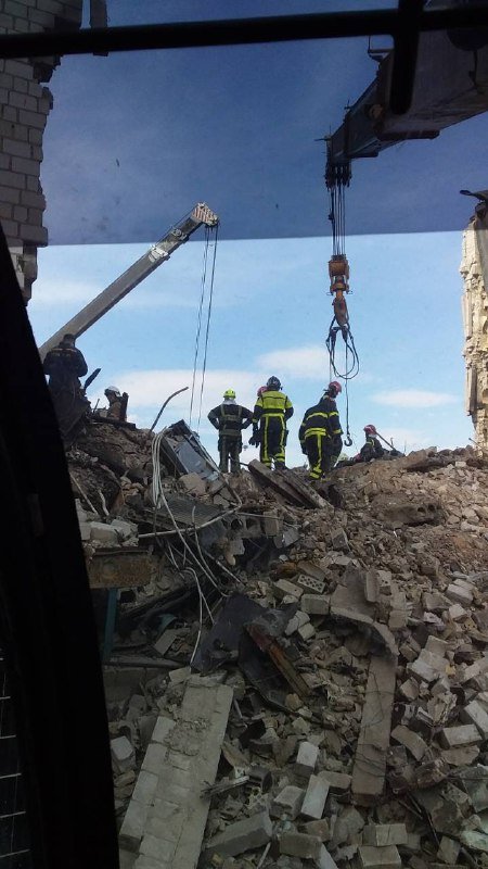 В Бородянке из 29 многоэтажек бомбами разрушили 21: на помощь  разборе отправились коммунальщики Киева 2