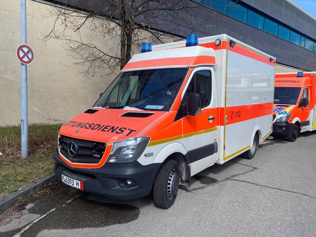 Мюнхен передал Киеву 12 реанимобилей 1