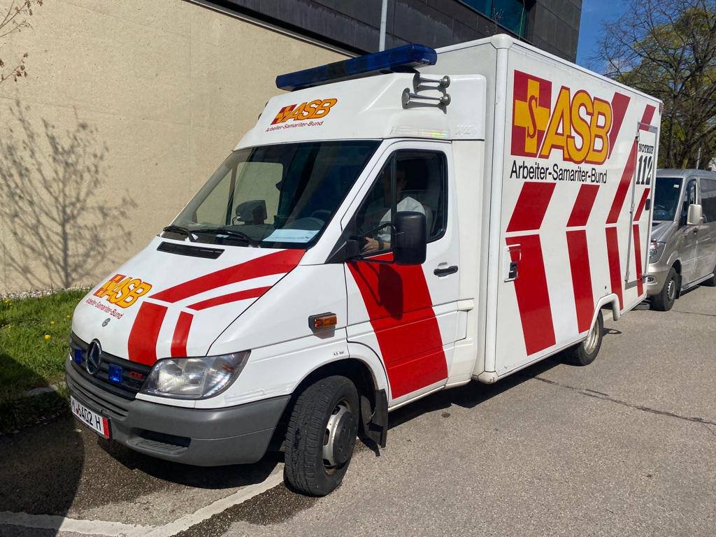 Мюнхен передал Киеву 12 реанимобилей 2