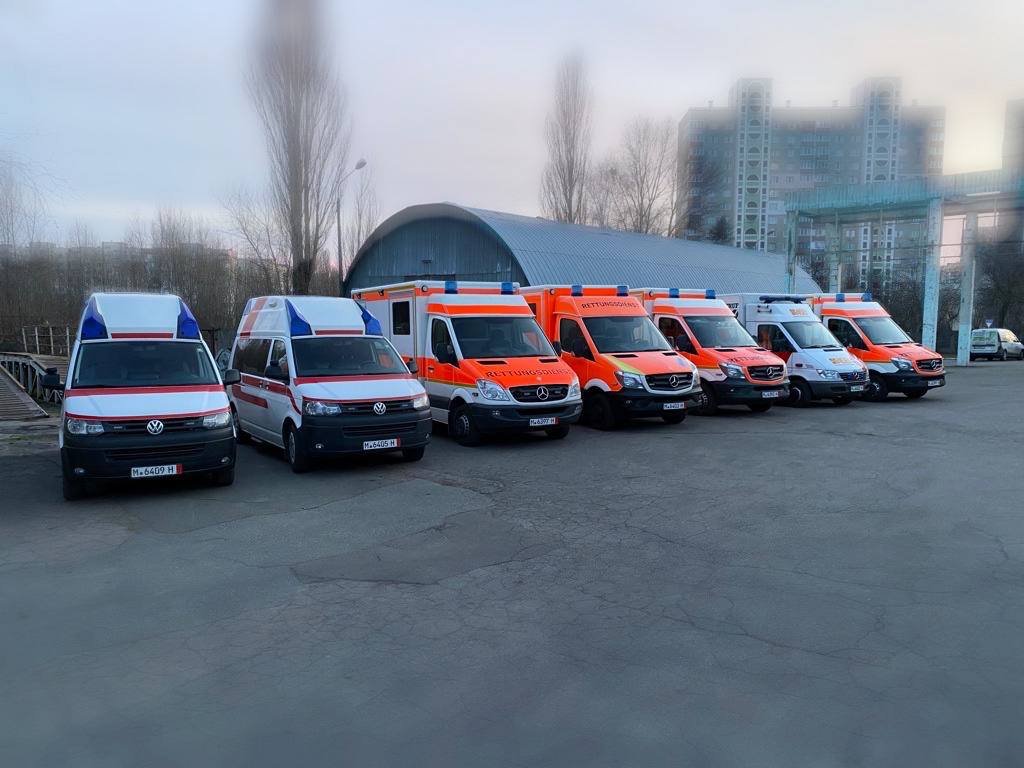 Мюнхен передал Киеву 12 реанимобилей 3