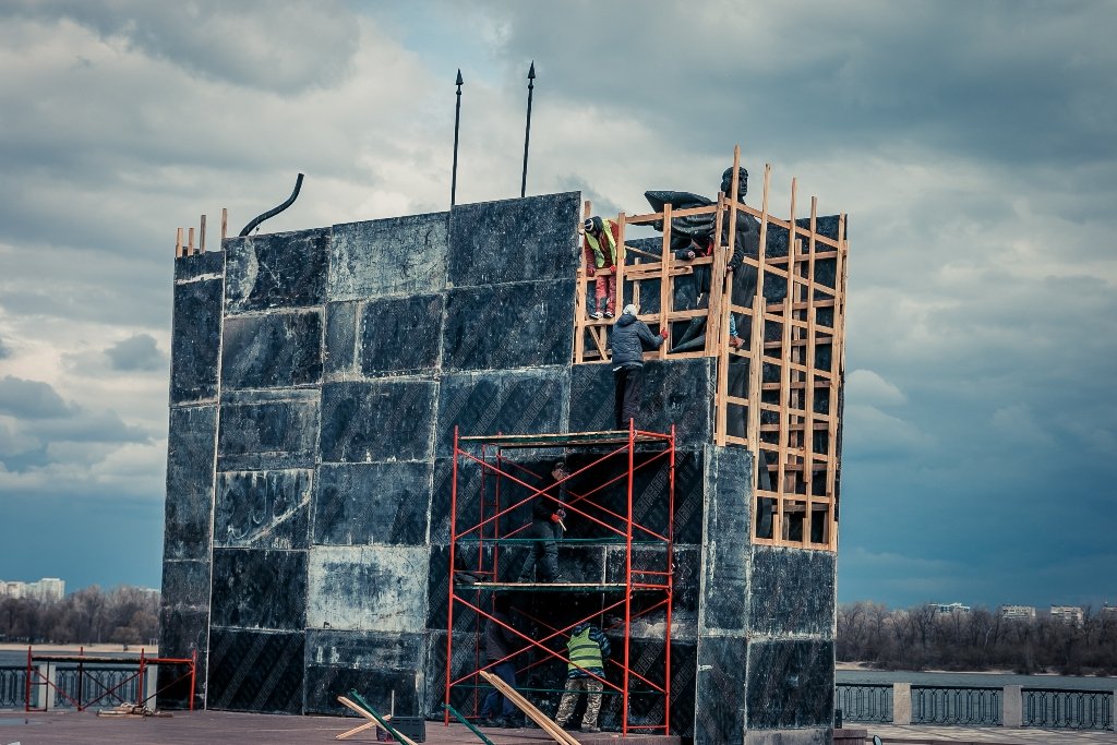 В Киеве защитили от обстрелов памятник основателям в Наводницком парке 2