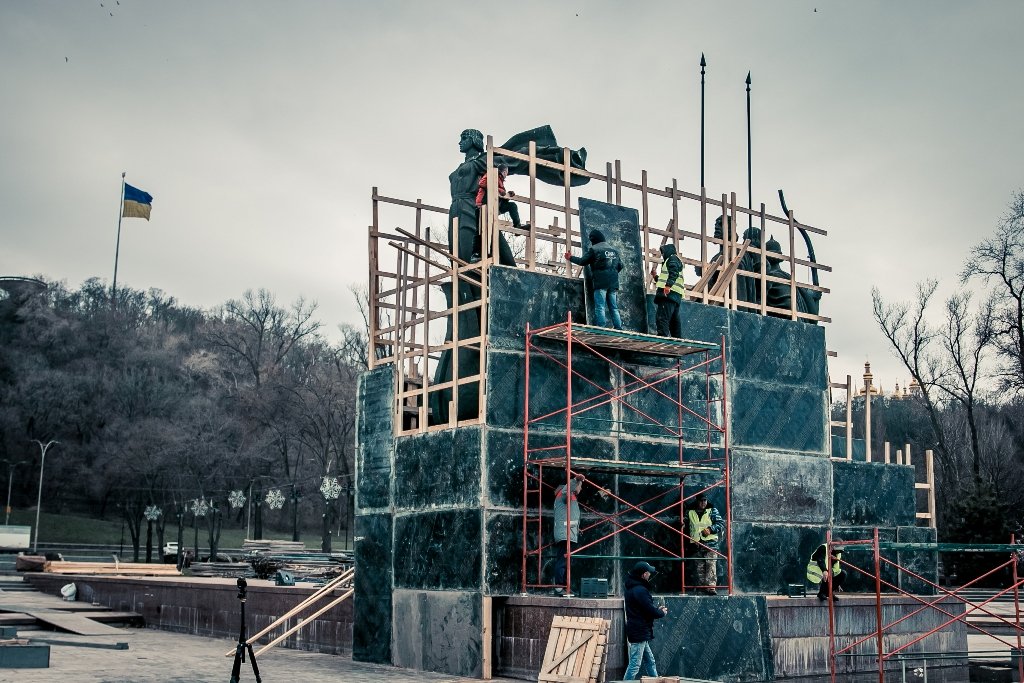 В Киеве защитили от обстрелов памятник основателям в Наводницком парке 3