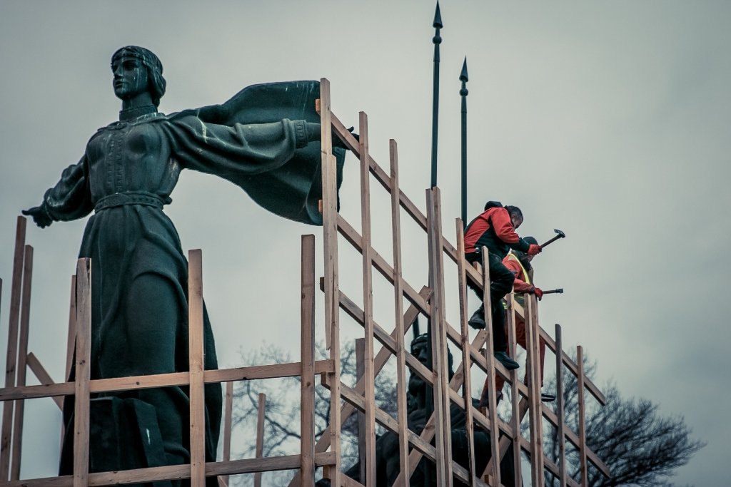 В Киеве защитили от обстрелов памятник основателям в Наводницком парке 4
