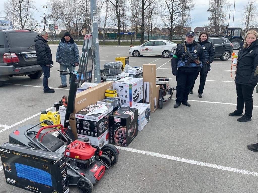 В Буче группа мародеров вынесла из торгового центра товаров на 5 миллионов гривен 1