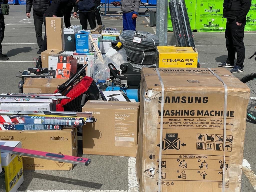 В Буче группа мародеров вынесла из торгового центра товаров на 5 миллионов гривен 2