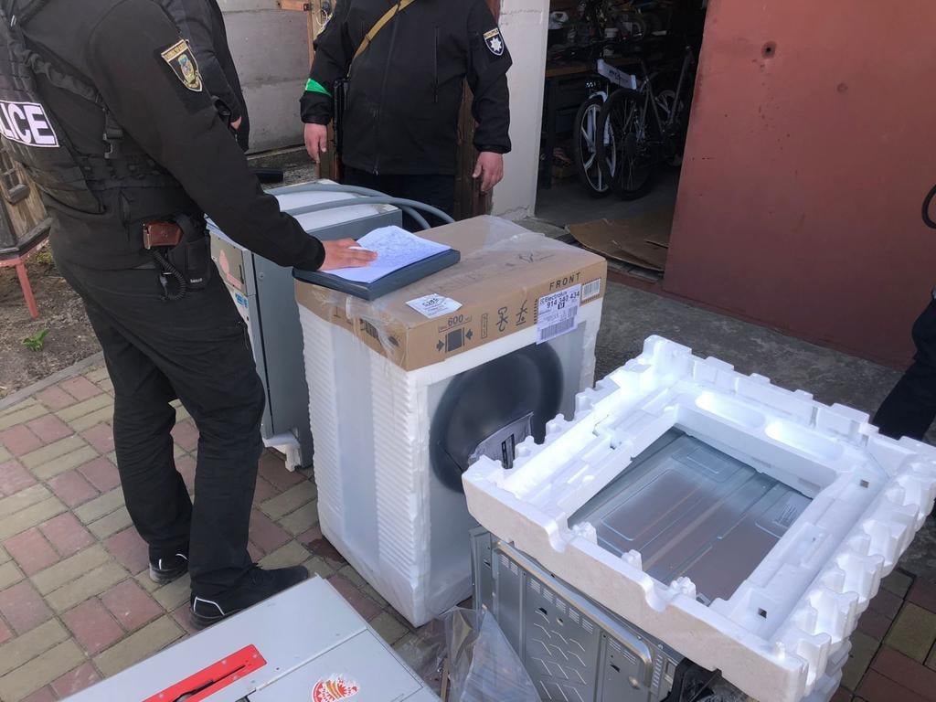 В Буче группа мародеров вынесла из торгового центра товаров на 5 миллионов гривен 4