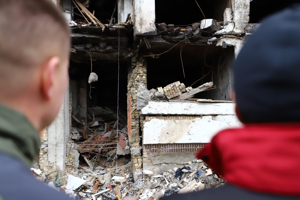 В Киеве обследуют разрушенные обстрелами дома: когда жильцы смогут вернуться в квартиры 3