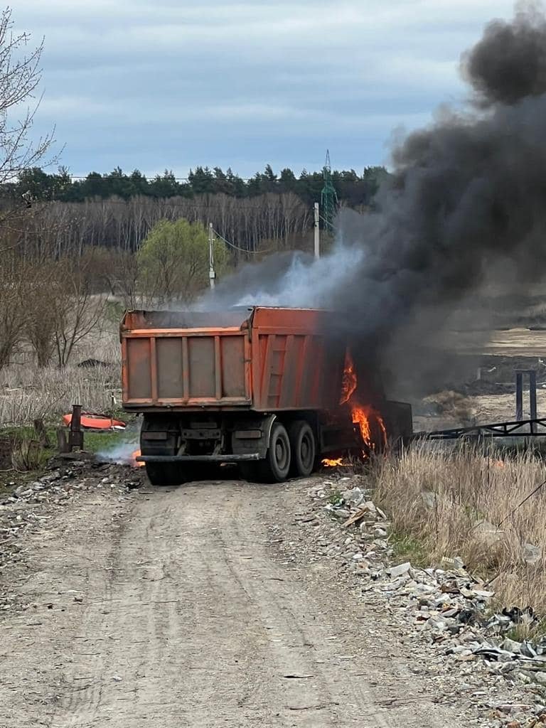 Под Киевом грузовик подорвался на мине: кабину разнесло, погиб водитель 1