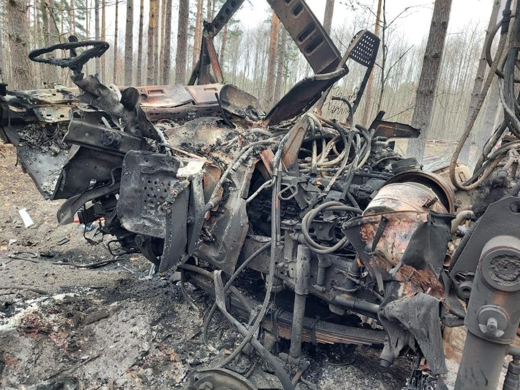 Под Киевом грузовик подорвался на мине: кабину разнесло, погиб водитель 2