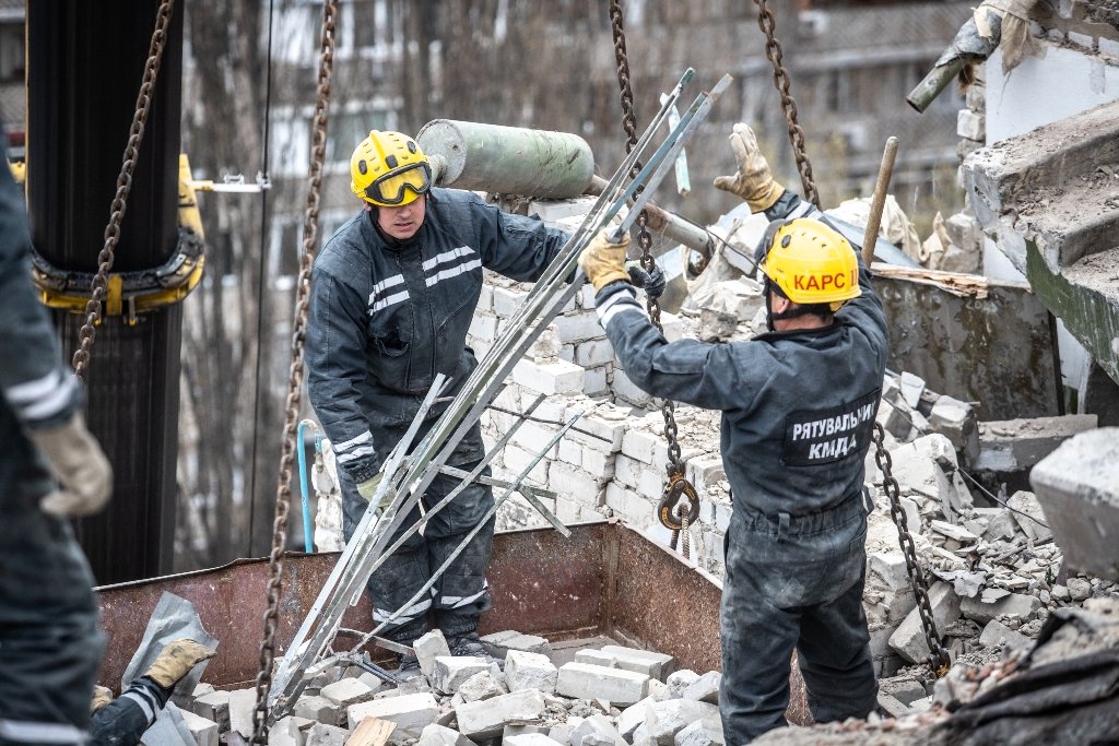 В Киеве продолжают разбирать завалы разбитой вражеской ракетой многоэтажки 2