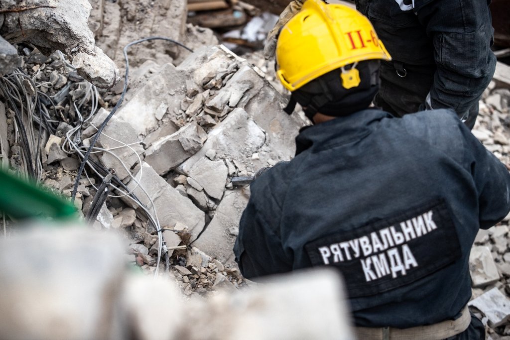 В Киеве продолжают разбирать завалы разбитой вражеской ракетой многоэтажки 6