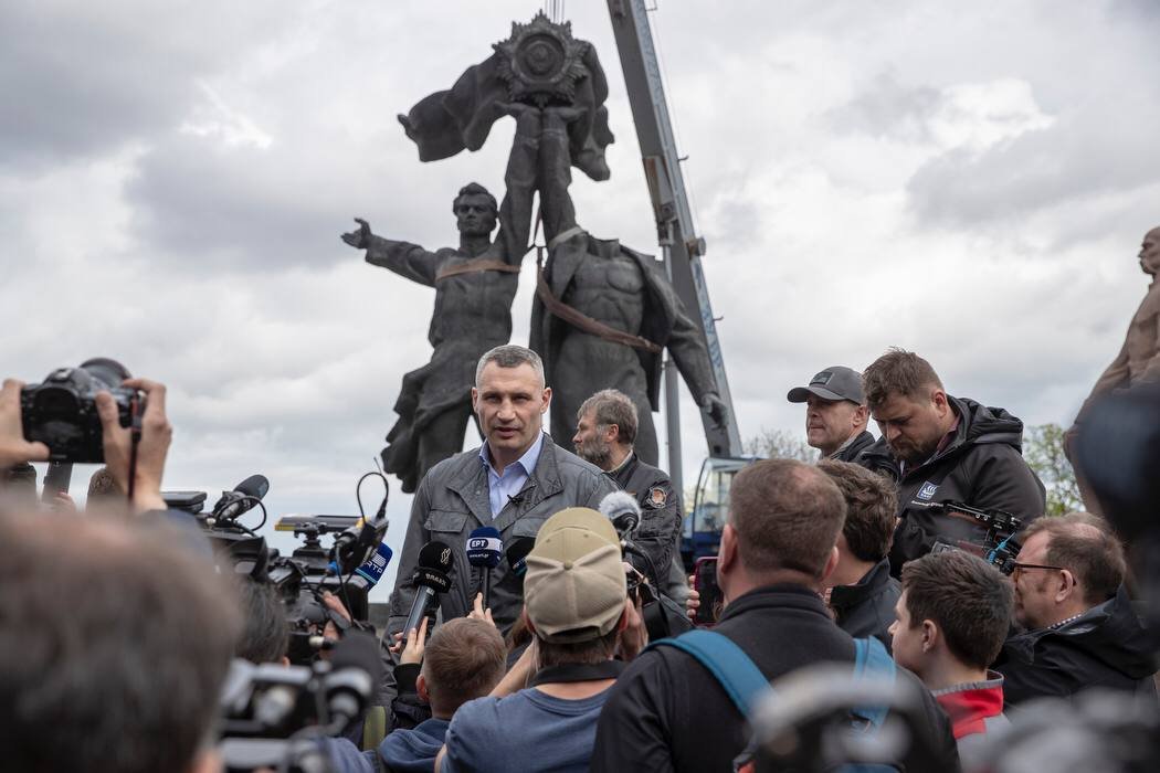 Во время демонтажа памятника под Аркой Дружбы народов у русского рабочего отвалилась голова: видео момента 6