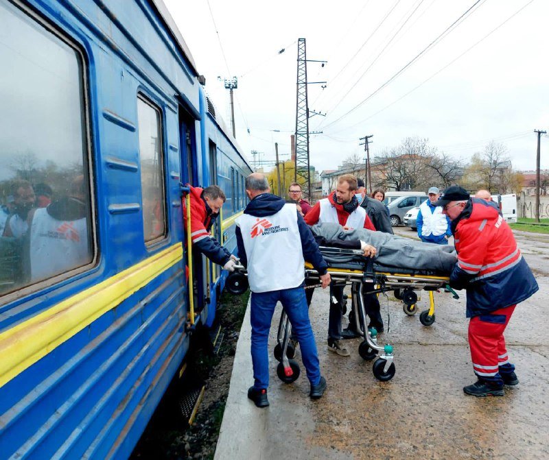 В Украине начал курсировать новый эвакуационный медпоезд с отдельным вагоном интенсивной терапии: как выглядит 2