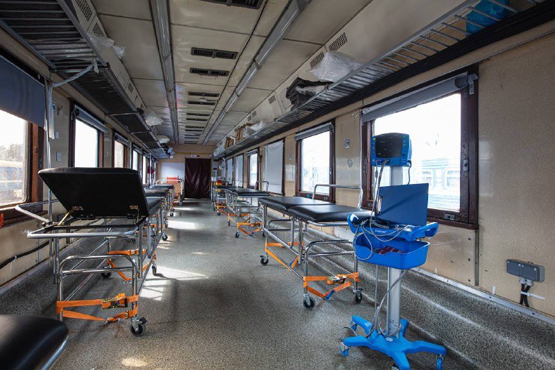 В Украине начал курсировать новый эвакуационный медпоезд с отдельным вагоном интенсивной терапии: как выглядит 7