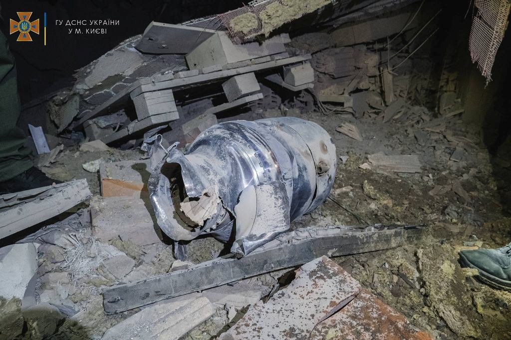 Вражеские ракеты обстреляли Киев: фоторепортаж с места попадания в жилой дом 3