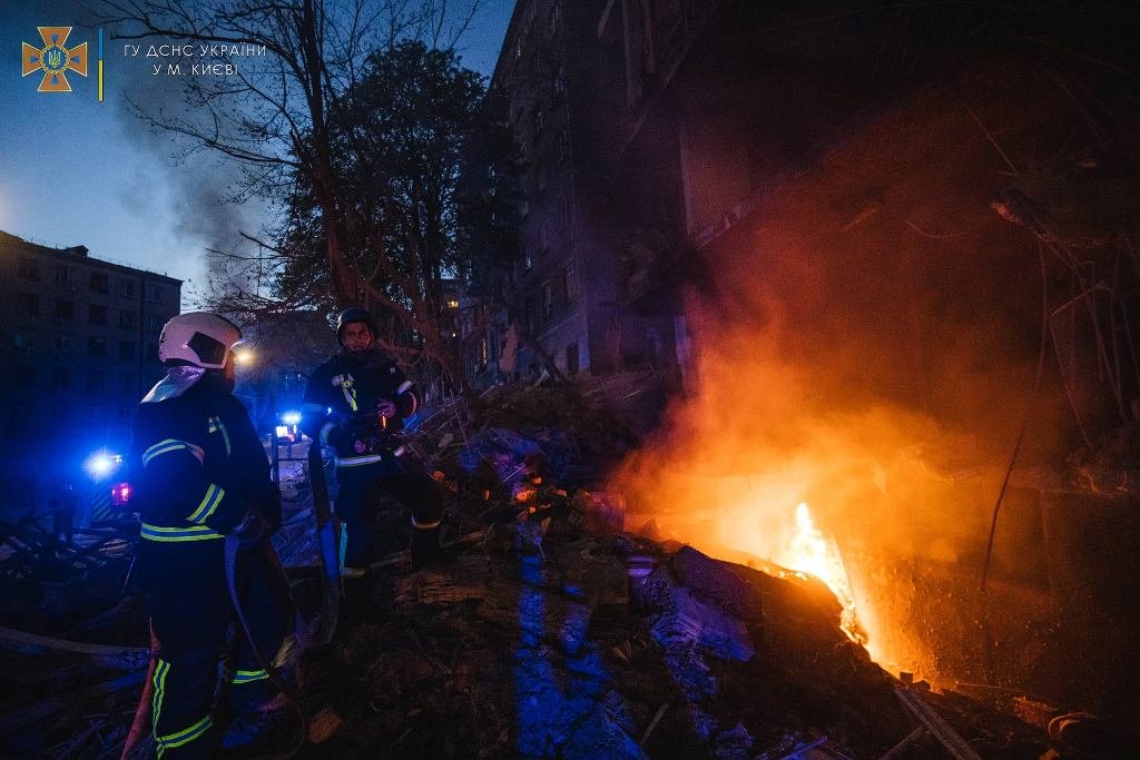 Вражеские ракеты обстреляли Киев: фоторепортаж с места попадания в жилой дом 4