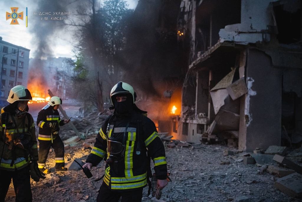 Вражеские ракеты обстреляли Киев: фоторепортаж с места попадания в жилой дом 6