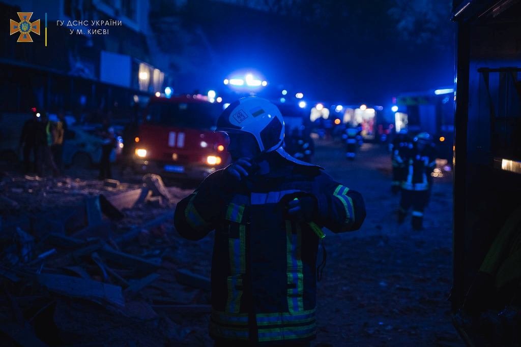Вражеские ракеты обстреляли Киев: фоторепортаж с места попадания в жилой дом 8