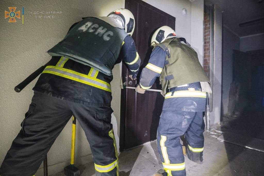 Вражеские ракеты обстреляли Киев: фоторепортаж с места попадания в жилой дом 9