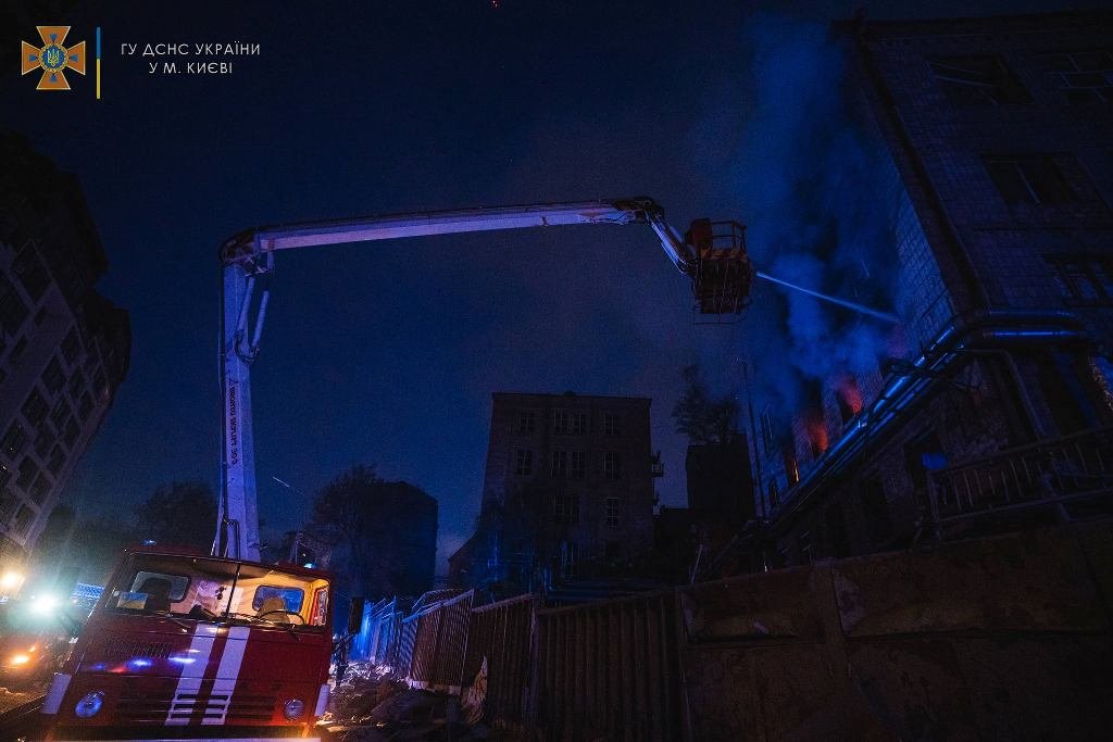 Вражеские ракеты обстреляли Киев: фоторепортаж с места попадания в жилой дом 10