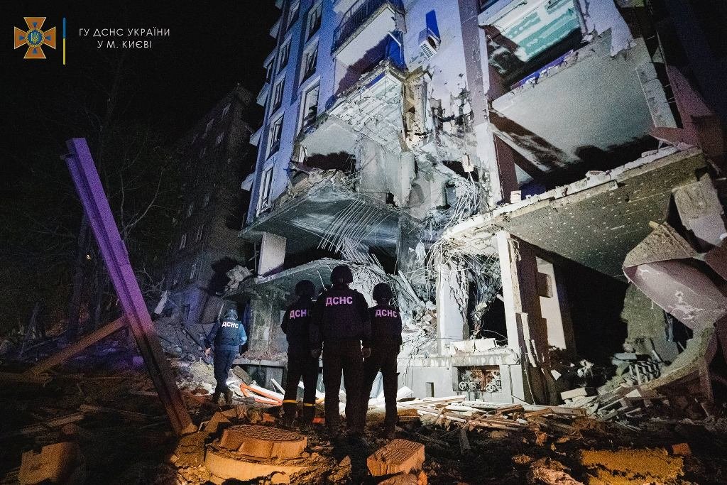 Вражеские ракеты обстреляли Киев: фоторепортаж с места попадания в жилой дом 13