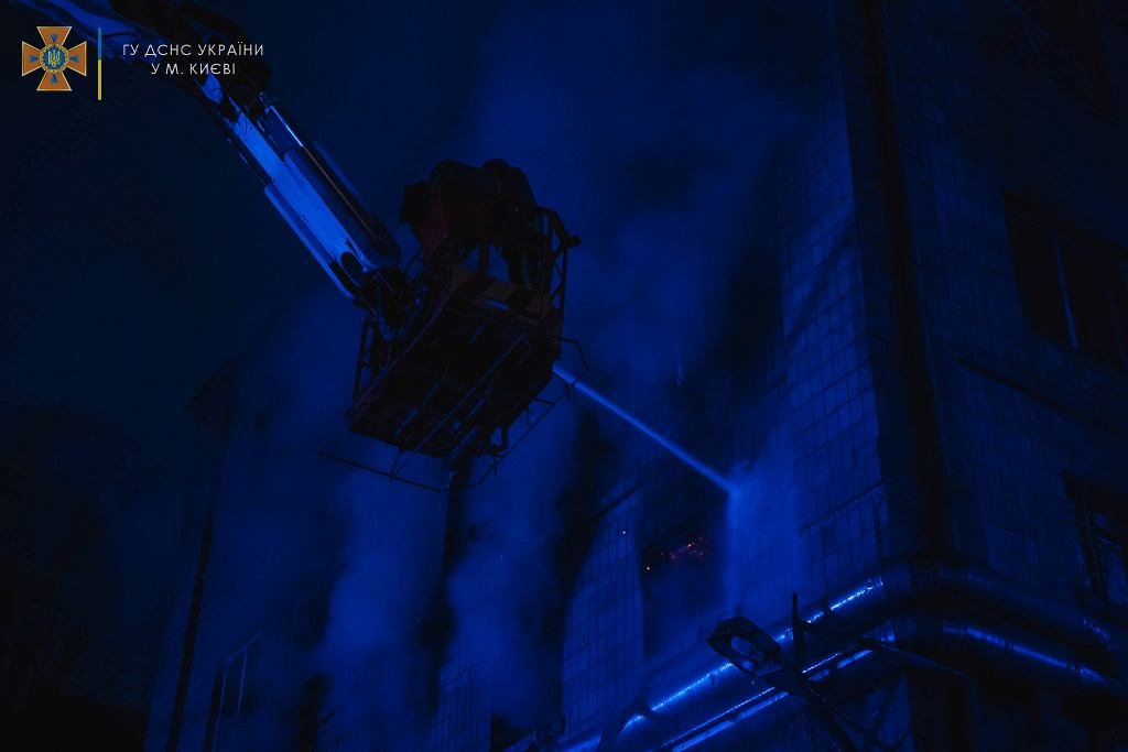Вражеские ракеты обстреляли Киев: фоторепортаж с места попадания в жилой дом 15