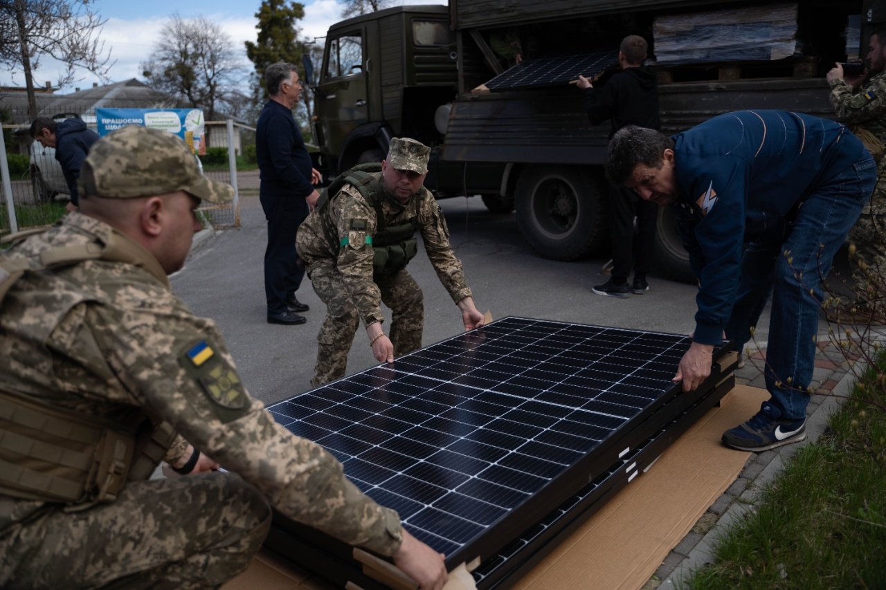Илон Маск передал солнечные панели Tesla для больниц Киевской области 3