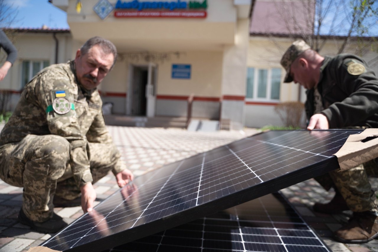 Илон Маск передал солнечные панели Tesla для больниц Киевской области 4