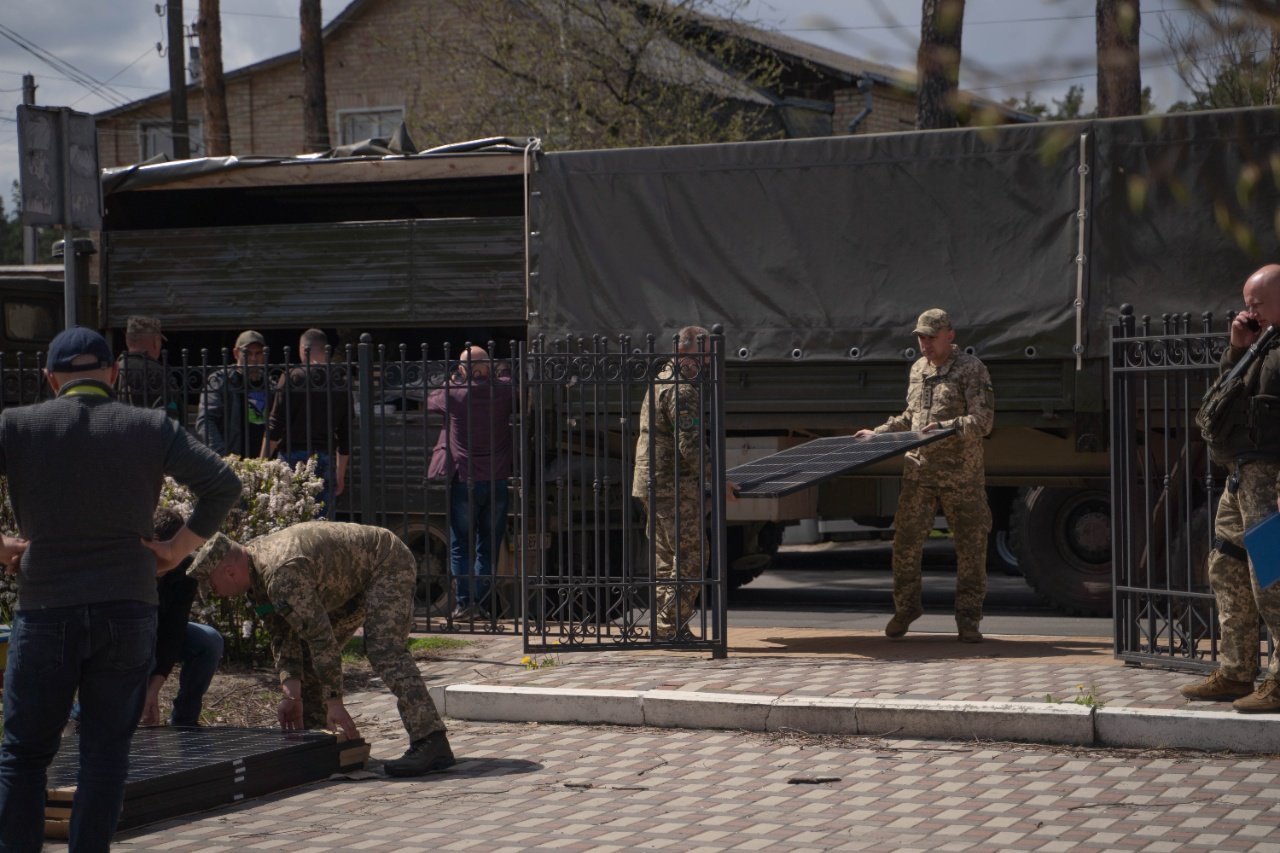Илон Маск передал солнечные панели Tesla для больниц Киевской области 5