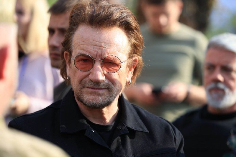 В Киеве приехал всемирно известный певец группы U2 и общественный деятель Боно: где был и что увидел 3