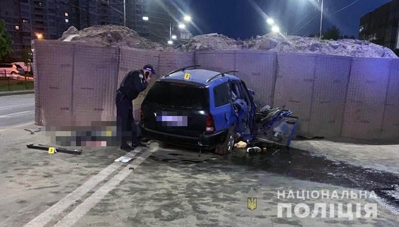 В Киеве Ford на скорости влетел в блокпост: погибли два человека 1