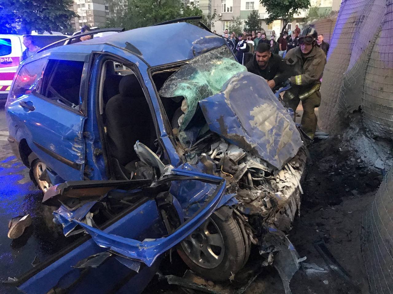 В Киеве Ford на скорости влетел в блокпост: погибли два человека 2
