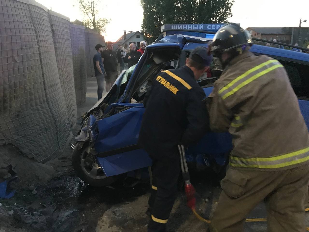 В Киеве Ford на скорости влетел в блокпост: погибли два человека 3