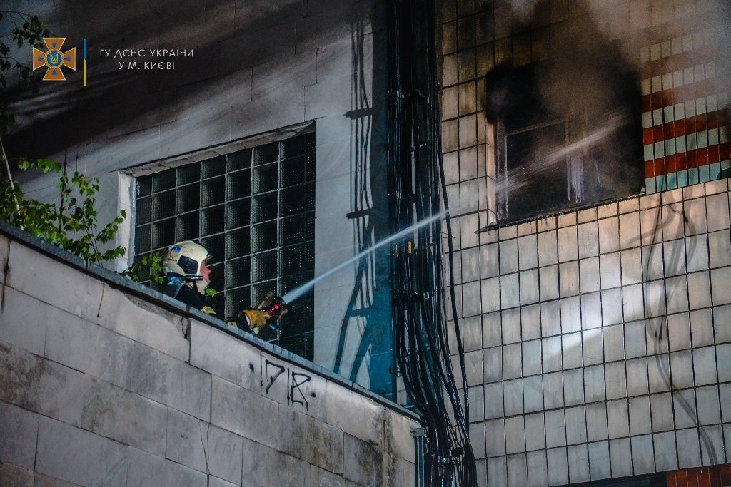 В Киеве горело здание кинотеатра 1