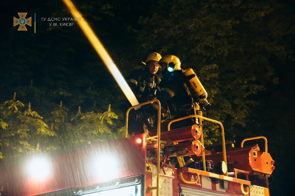 В Киеве горело здание кинотеатра 4