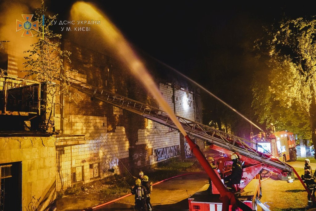В Киеве горело здание кинотеатра 6