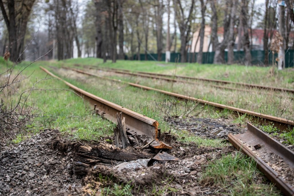 В Киеве в Пуще-Водице начали восстанавливать разбитые обстрелами трамвайные пути 2