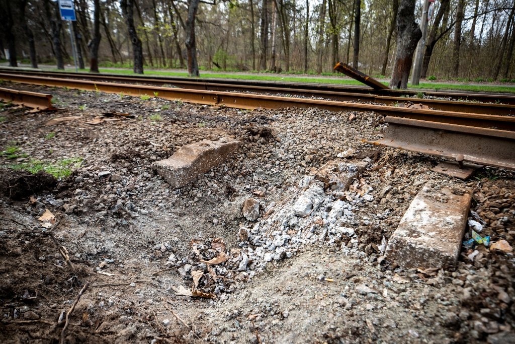 В Киеве в Пуще-Водице начали восстанавливать разбитые обстрелами трамвайные пути 3