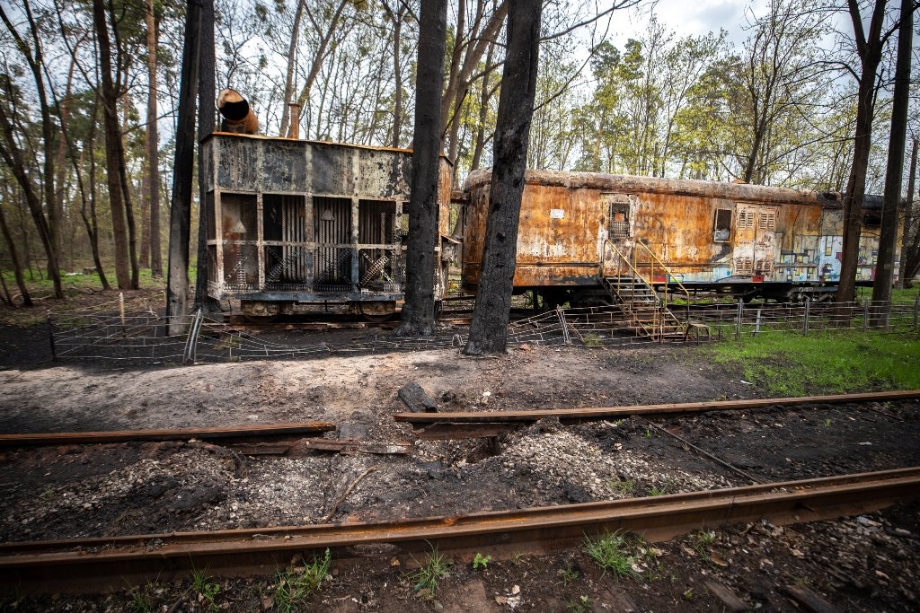 В Киеве в Пуще-Водице начали восстанавливать разбитые обстрелами трамвайные пути 4
