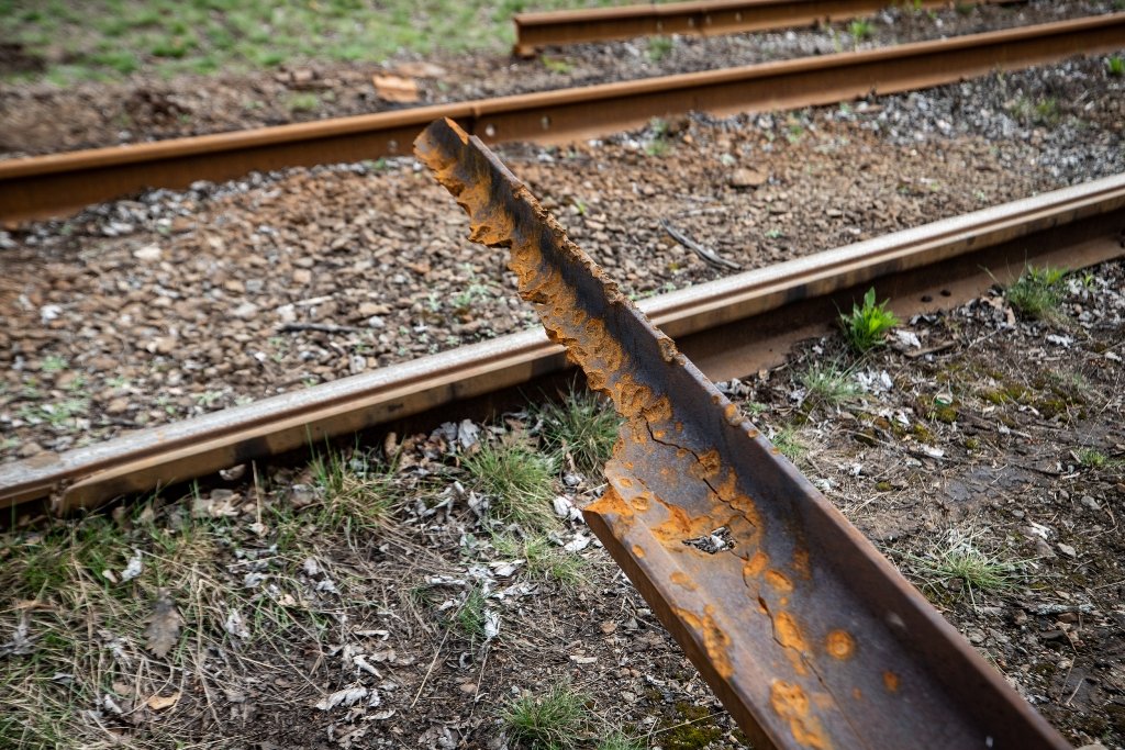 В Киеве в Пуще-Водице начали восстанавливать разбитые обстрелами трамвайные пути 5