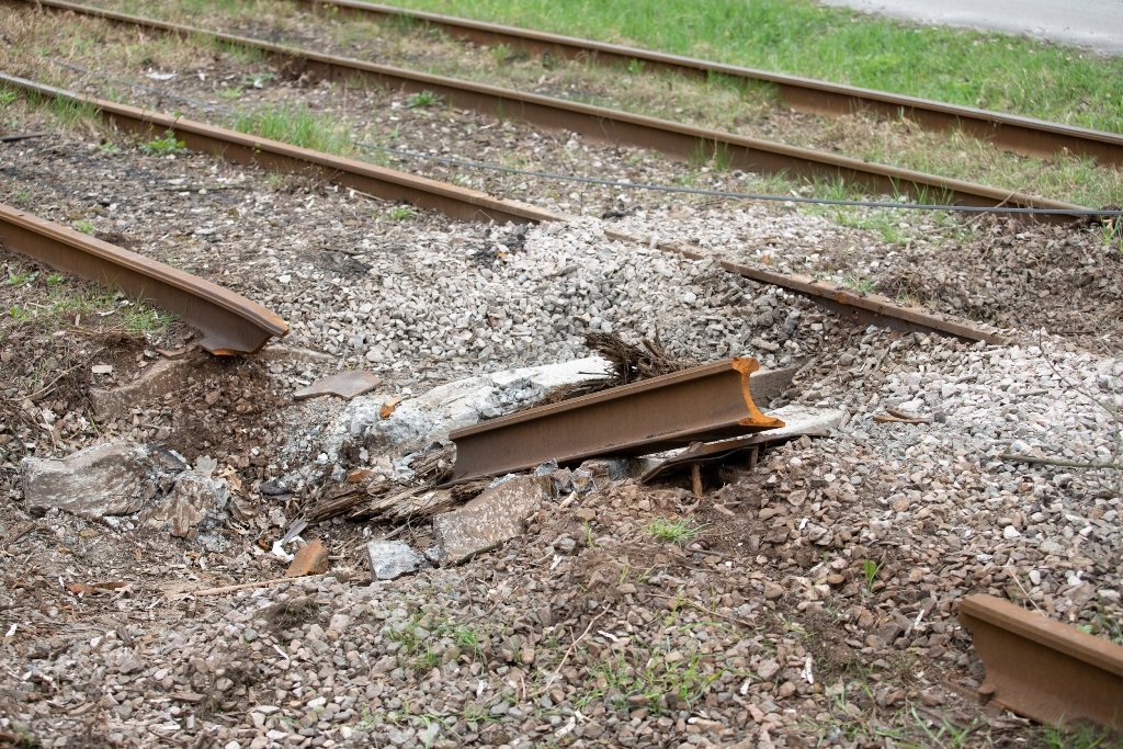 В Киеве в Пуще-Водице начали восстанавливать разбитые обстрелами трамвайные пути 6