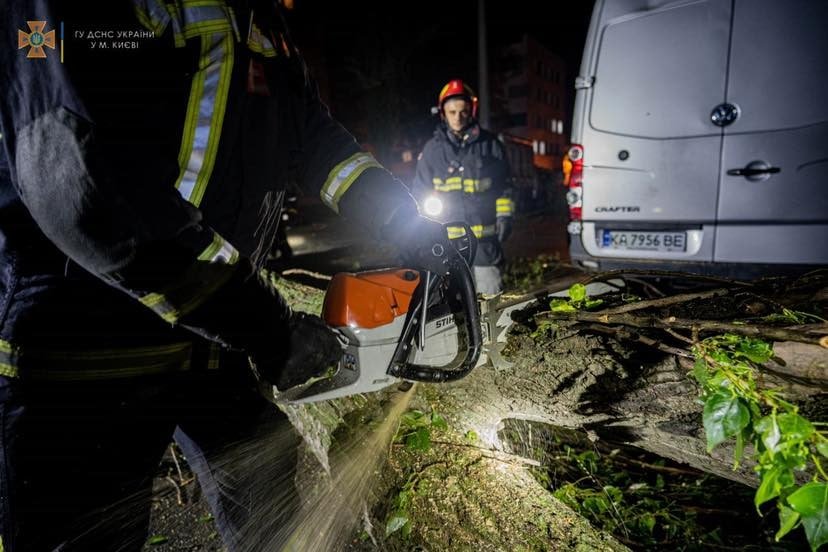 В Киеве продолжают ликвидировать последствия бури: часть города все еще без света. Фото и видео 6