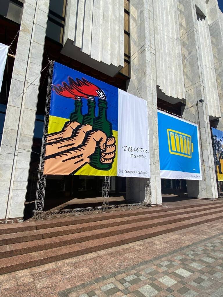 В центре Киева на Украинском Доме появились военные плакаты: что они значат 4