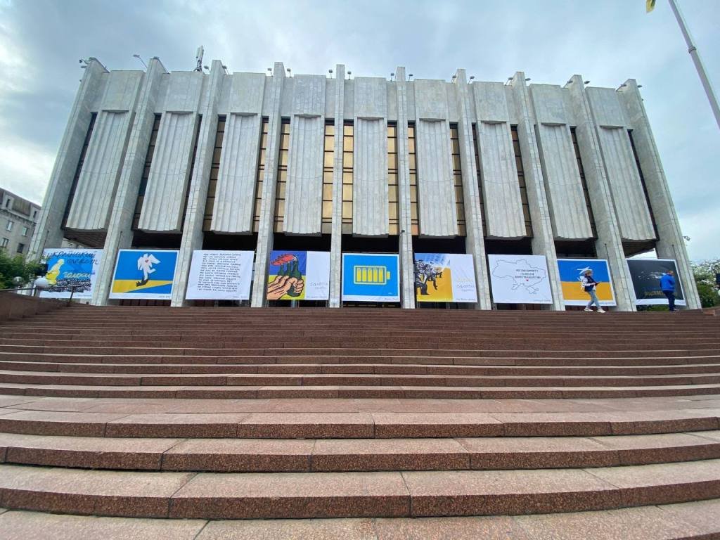 В центре Киева на Украинском Доме появились военные плакаты: что они значат 8